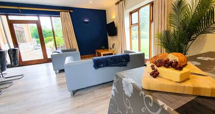 Luxury barn conversion sleeping 16 with hot tub and ensuite bedrooms