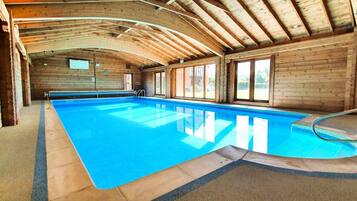 Una piscina cubierta, una piscina climatizada