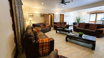 TV connectée, baby-foot, table de tennis de table, livres