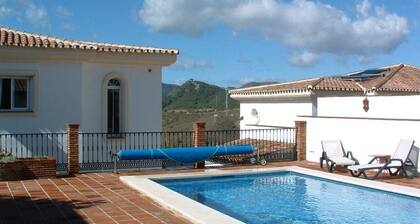 Luxury villa @ Alhaurin Golf nr Mijas, pvt heated pool, wifi, aircon, fab views