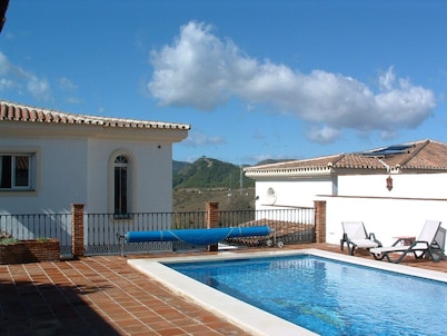 Luxury villa @ Alhaurin Golf nr Mijas, pvt heated pool, wifi, aircon, fab views