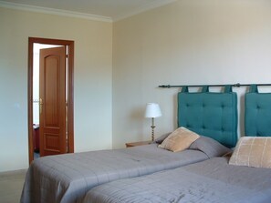 3 bedrooms, in-room safe, desk, iron/ironing board