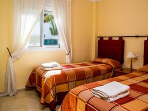 3 chambres, coffres-forts dans les chambres, bureau