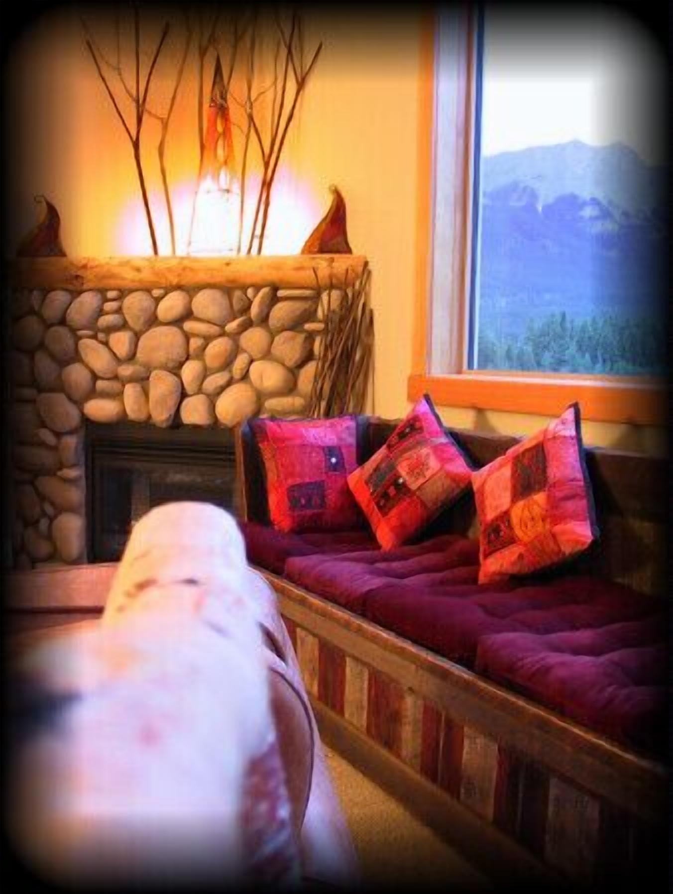 2BR: Views galore, WALLS OF GLASS, artistic decor, rooftop hot tub, wifi