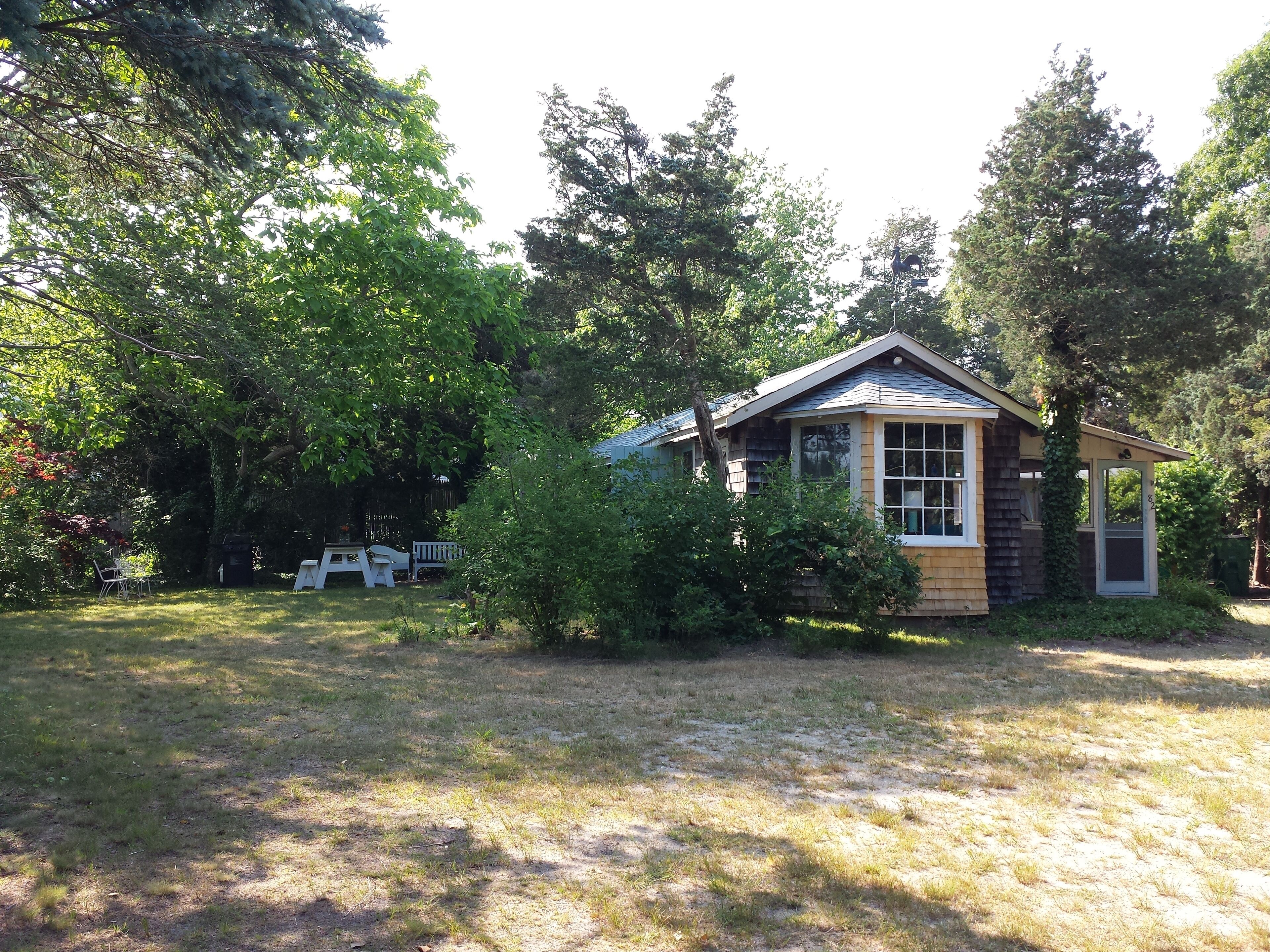 Vineyard Cottage Charm, Walk to Beach, On Bike Path, Near Town