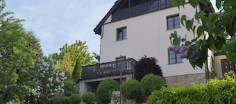 Lovingly furnished vacation apartment with sunny, quiet balcony facing the lavender