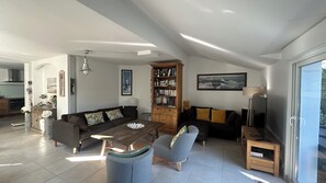 Smart-TV, DVD-Player, Bücher, Videothek