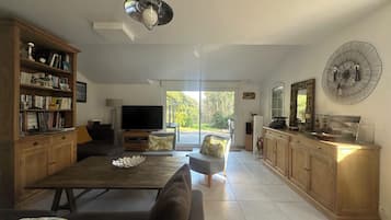 Smart-TV, DVD-Player, Bücher, Videothek