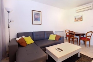 Smart-TV, DVD-Player, BĂŒcher, Videothek