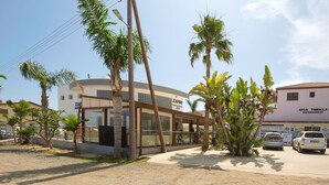 Un edificio con un cartello che indica 'ZAFIRI Restaurant' e 'AVIA THEKLA Supermarket'.