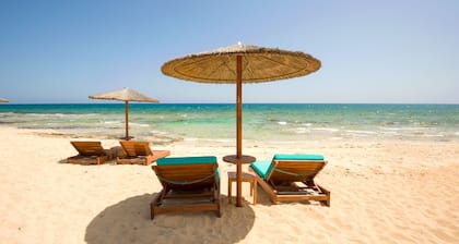 Luxuriöse, freistehende Villa am Strand mit 4 Schlafzimmern, privatem Pool und Ayia thekla