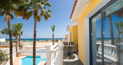Luxury 4 bedroom beach side detached villa, private swimming pool, Ayia thekla