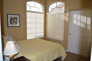 3 camere, una cassaforte in camera, una scrivania, ferro/asse da stiro