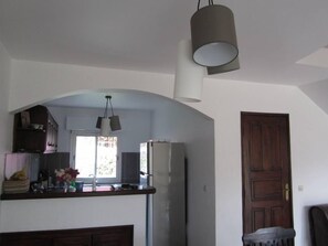 Fridge, microwave, oven, stovetop - Saly: villa in very quiet and airy residence, in excellent condition, wifi, TV (SALY)