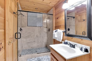 Shower, jetted bath, hair dryer, towels - Almost Perfect: Extra Spacious Layout - New Hot Tub - Overlooks Dollywood (Sevierville)