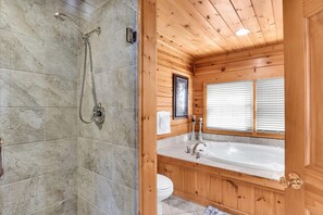 Douche, baignoire à jets, sèche-cheveux, serviettes fournies