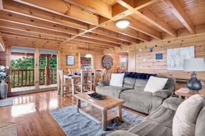 Smart TV, fireplace - Almost Perfect: Extra Spacious Layout - New Hot Tub - Overlooks Dollywood (Sevierville)