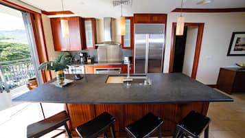 Frigorífico, microondas, horno y placa de cocina