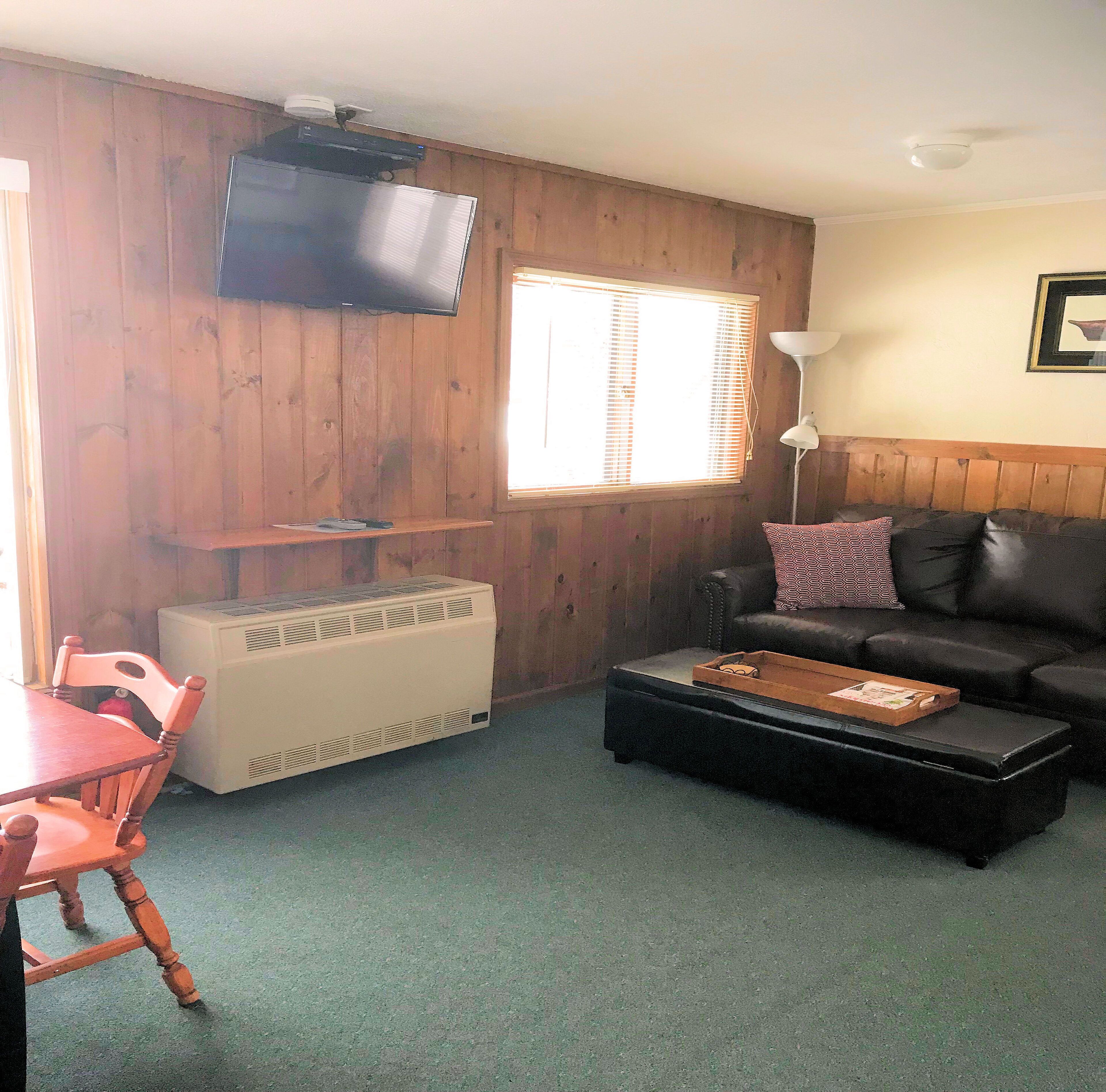 Lake Front Studio Cabin on Clear Lake!  Great View & Deck