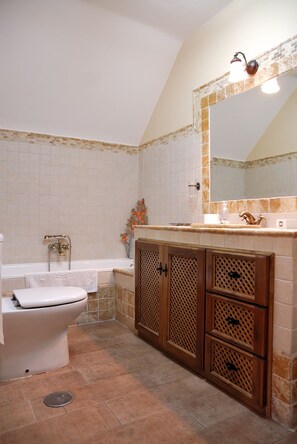 Combined shower/bathtub, hair dryer, towels, toilet paper