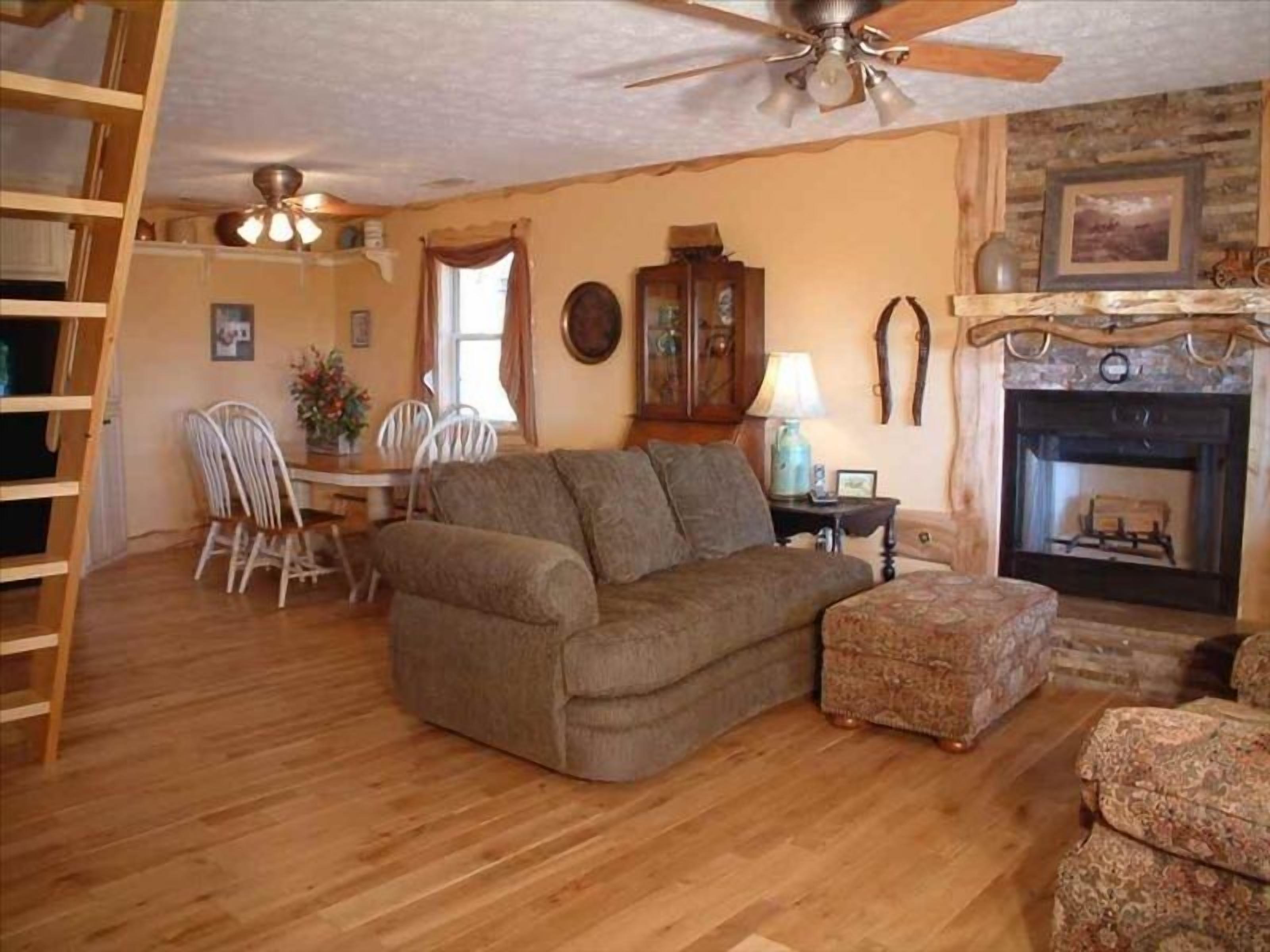 5 Star Beauty, Cozy Elegance, Privacy and One Amazing Hot Tub Pavilion