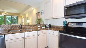 Fridge, microwave, oven, stovetop - 612 Mariners Club - 4 bedroom Tri-level townhome with room for the whole family (Key Largo)