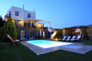 Outdoor pool - Kato Fellos: Luxurious  Villa Helias with private swimming pool and gulf view (Kato Fellos)