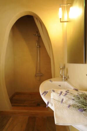 Baignoire, baignoire Ă jets, sĂšche-cheveux, serviettes fournies