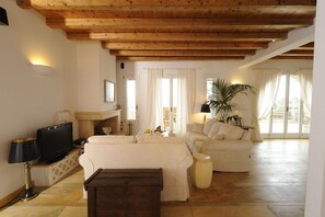 TV, fireplace, DVD player, books - Kato Fellos: Luxurious  Villa Helias with private swimming pool and gulf view (Kato Fellos)