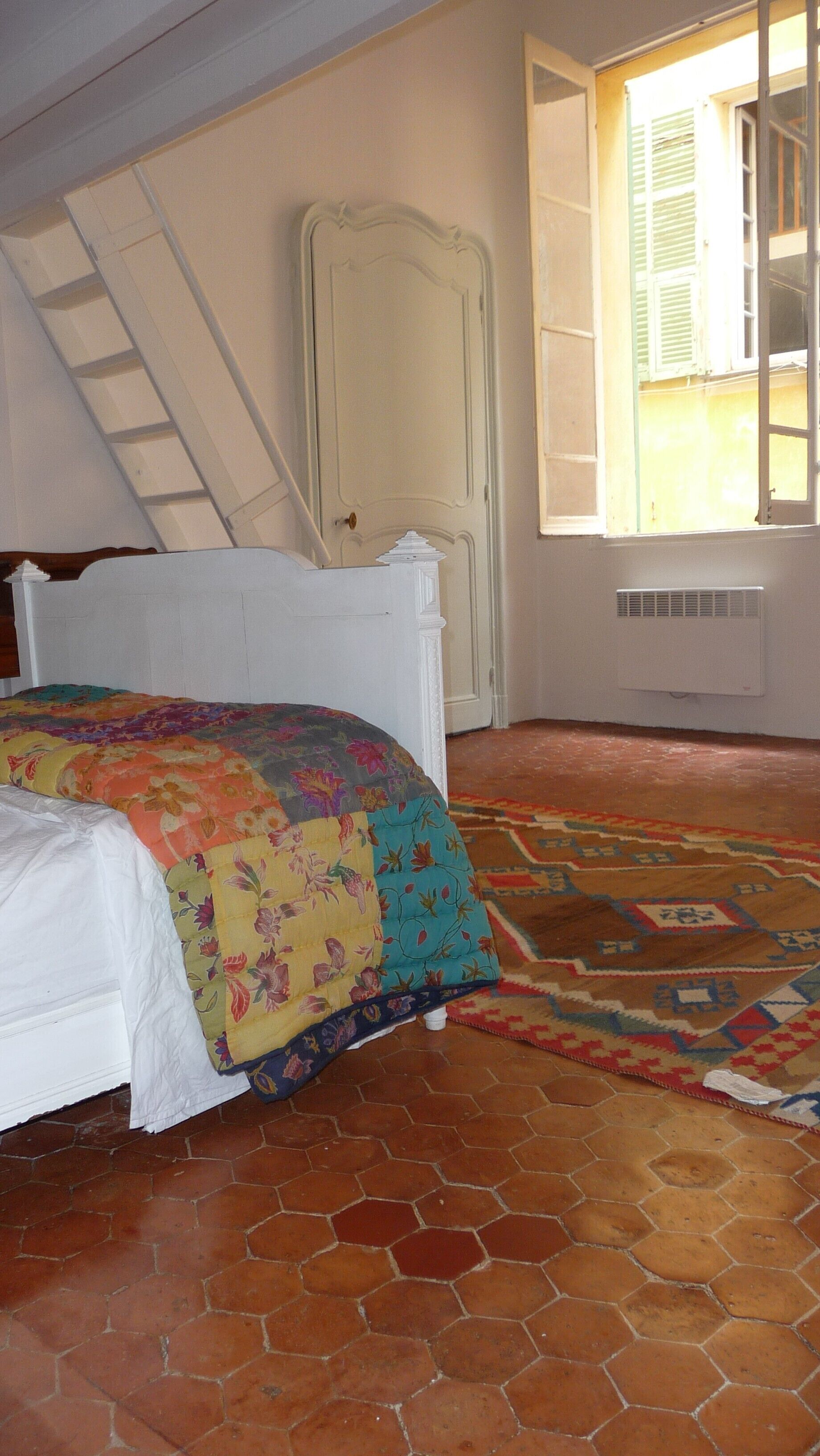 Sunny, spacious and chic in the heart of old town Nice