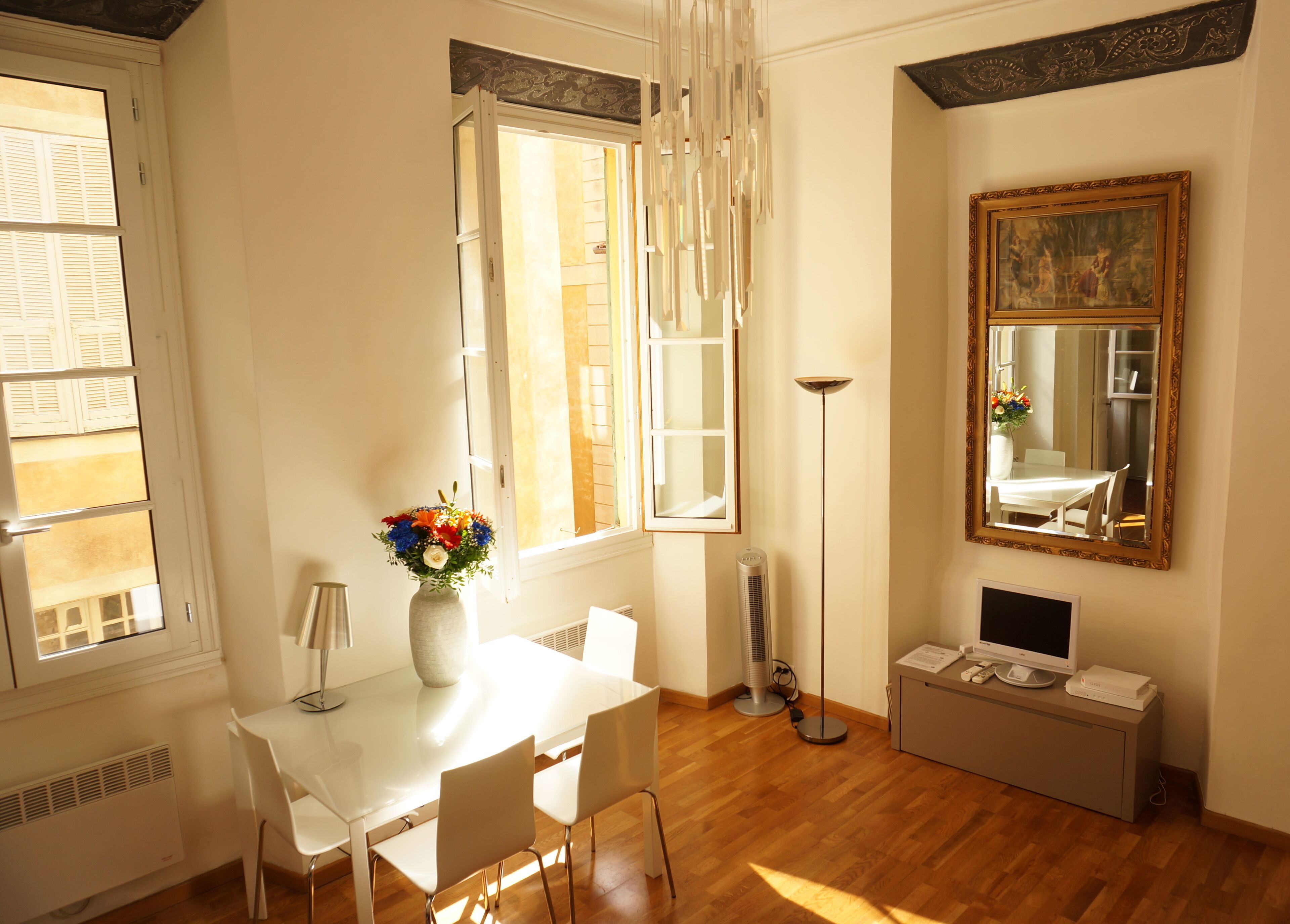 Sunny, spacious and chic in the heart of old town Nice