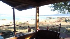 Una habitación con vista a la playa y un paisaje lejano.