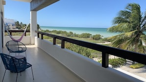 A balcony with a view of the beach and ocean. - BEROCO Front Beach House Yucatan Wi-Fi, Pool, Smart Tv (Uaymitun)