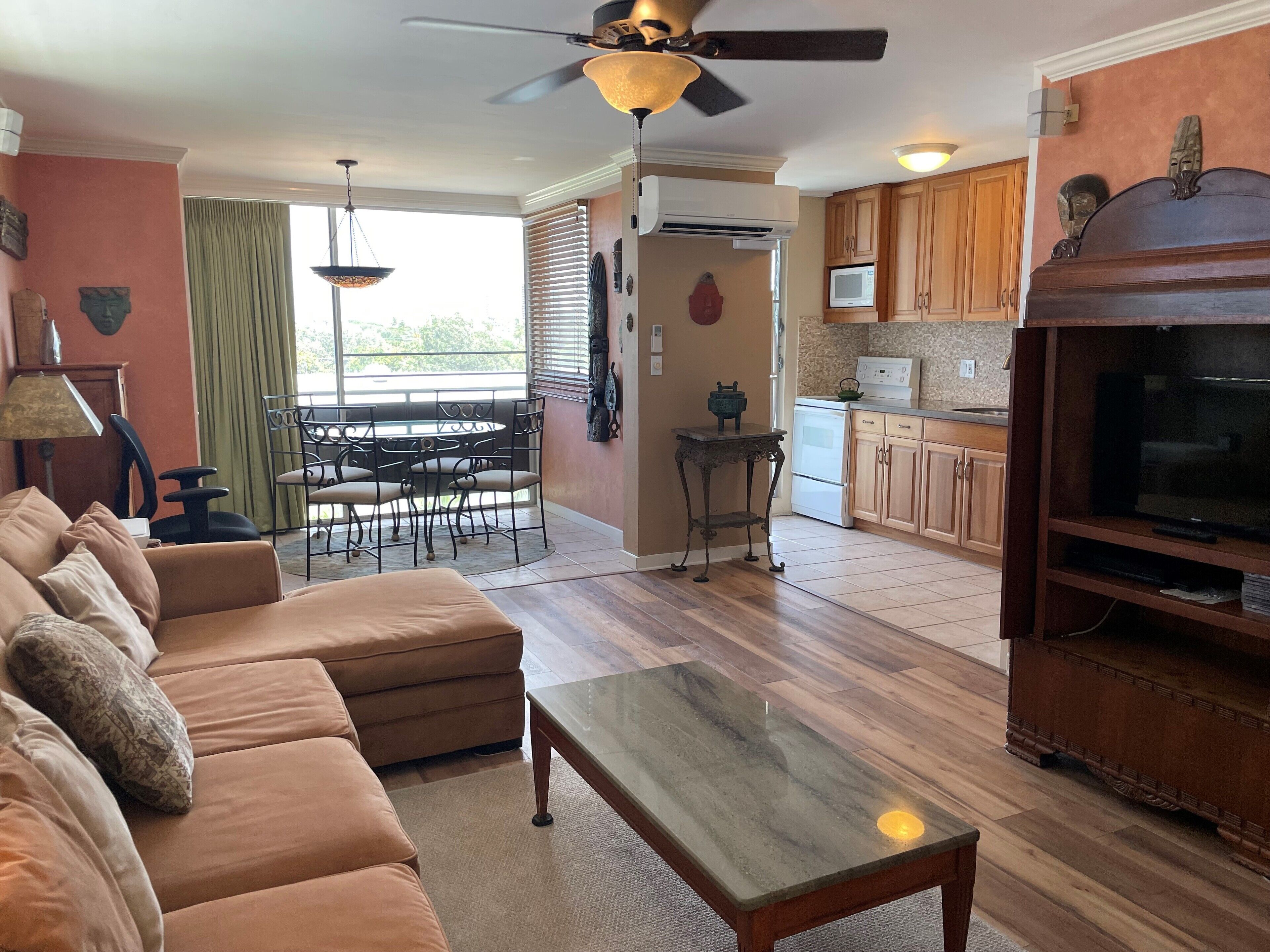 Near Beach Great Views Pool Spilt Pac AC, Parking Queen bed Fast Wi-Fi