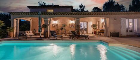 Alberca al aire libre y alberca climatizada