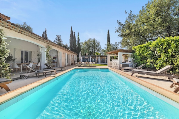 Villa Madiana : sa belle piscine et sa plage en résine avec ses bains de soleil