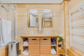 Bañera con ducha, secador de pelo, toallas, jabón