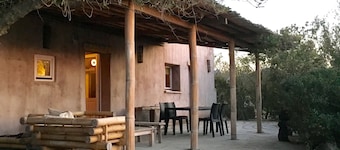 Cabaña muy especial en un paisaje rural rodeado de rocas antiguas
