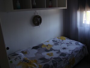 3 slaapkamers, een strijkplank/strijkijzer, reisbedje, gratis wifi