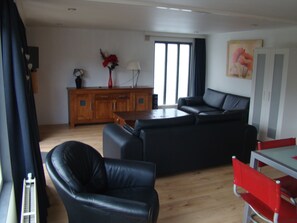 Téléviseur connecté, lecteur de DVD, livres, sélection de musique