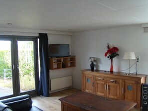 Smart-TV, DVD-Player, Bücher, Musikbibliothek