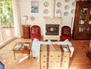 Smart TV, fireplace, table tennis, books