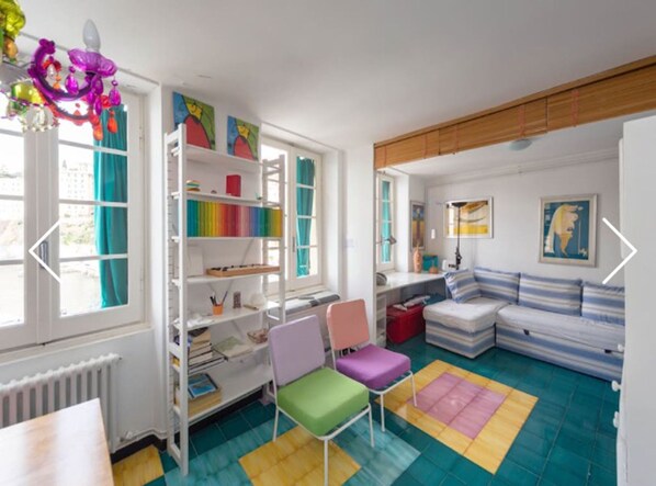 TV connectée, livres, chaîne hi-fi