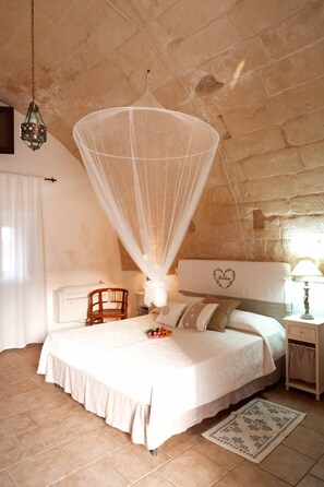 1 habitación, tabla de planchar con plancha y ropa de cama 