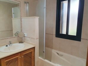 Ensemble douche/baignoire, sĂšche-cheveux, bidet, serviettes fournies