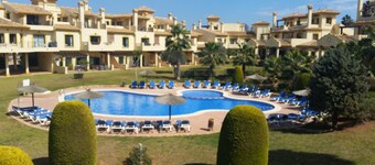 Centralt beliggende, smagfuldt møblerede 3 soveværelser / 3 bad duplex, Sat TV / WIFI