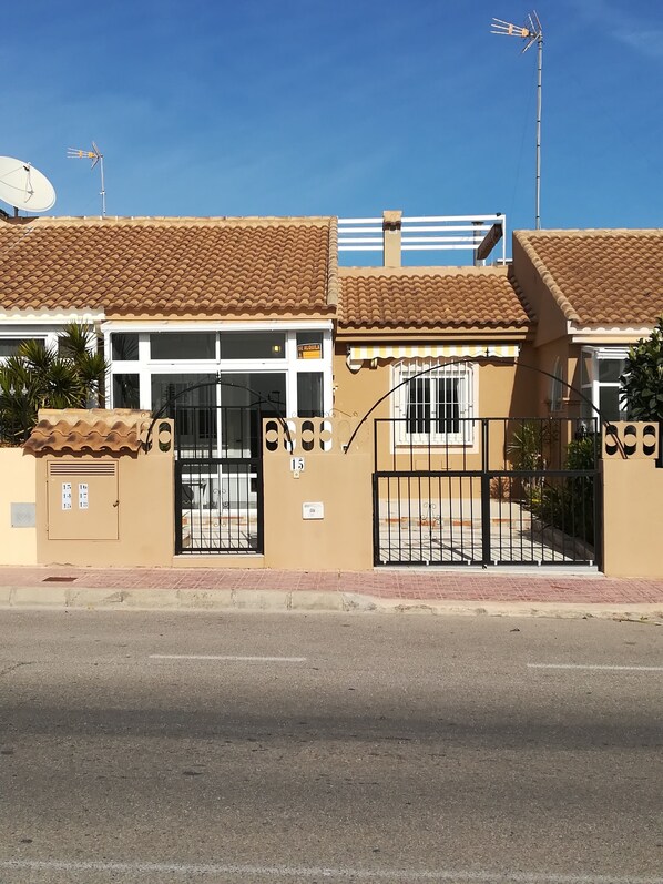 Exterior - Holiday home with large roof terrace and swimming pool for rent in Torrevieja (Torrevieja)
