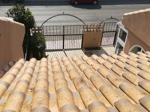 Property grounds - Holiday home with large roof terrace and swimming pool for rent in Torrevieja (Torrevieja)