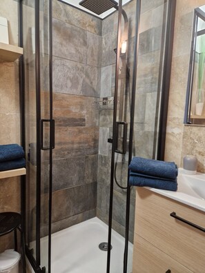 Dusche, Haartrockner, Handtücher, Seife