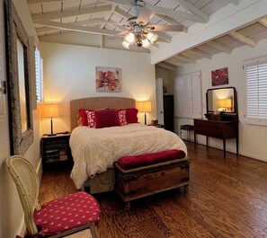 2 Schlafzimmer, Schreibtisch, Bügeleisen/Bügelbrett, Reisekinderbett